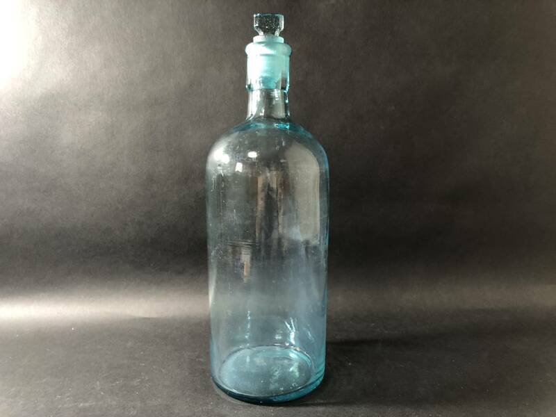 昭和レトロ　ビンテージ　ガラス栓のビードロ薬瓶　①　古道具　ブロカント　アンティーク　インテリア
