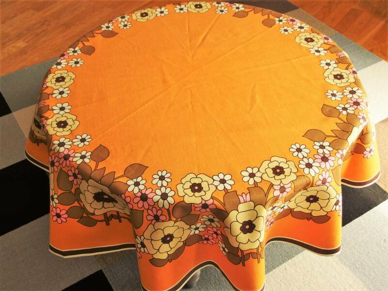 スイス製　ヴィンテージ＆レトロ 昭和レトロ　ラウンドテーブルクロス(丸いテーブルクロス) オレンジ色にレトロな花柄模様
