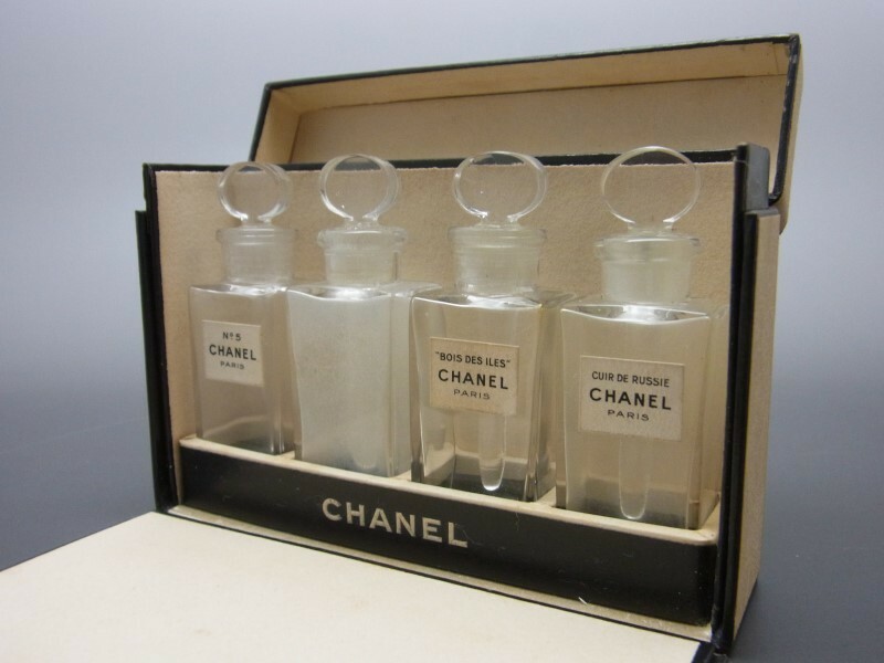 C817 Antique CHANEL Perfume Bottle No.5 BOIS DES ILES CUIR DE RUSSIE アンティーク　香水瓶 シャネル　贈答用香水瓶 4本セット