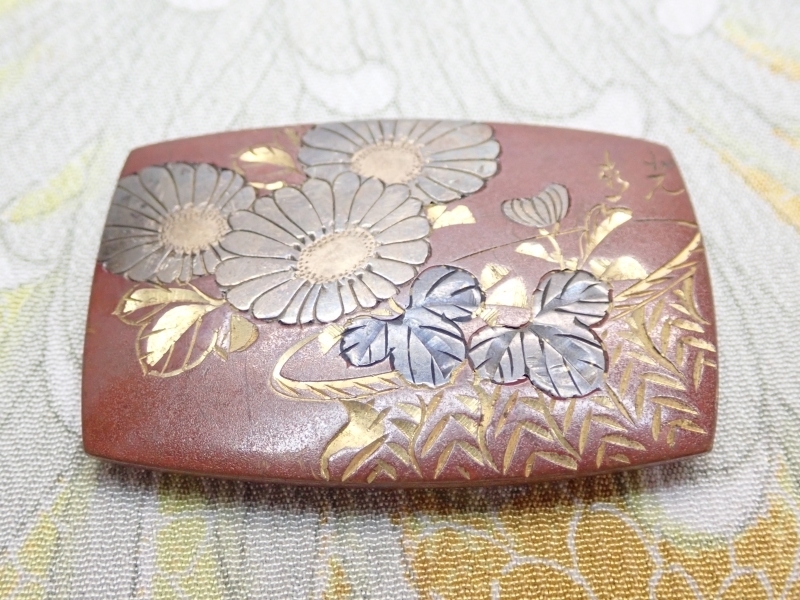 B541　帯留め　彫金/金工　在銘　花彫り　アンティーク/和装小物/着物　Antique Japanese Kimono Jewelry