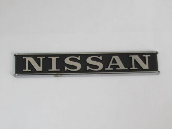 O 3-6-1 未使用 旧車 エンブレム 日産 「 NISSAN 」寸法 106×18×3.5mm 当時物 ニッサン ハコスカ ケンメリ 難あり