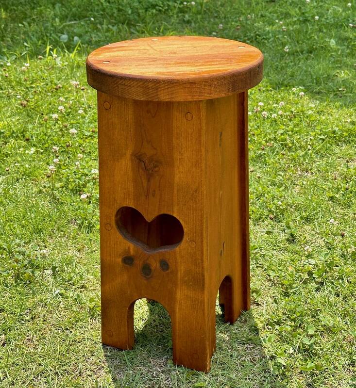 カントリー家具 ハンドメイド ラウンドスツール フラワースタンド 木製椅子 ハート透かし 直径29cm 高さ53cm