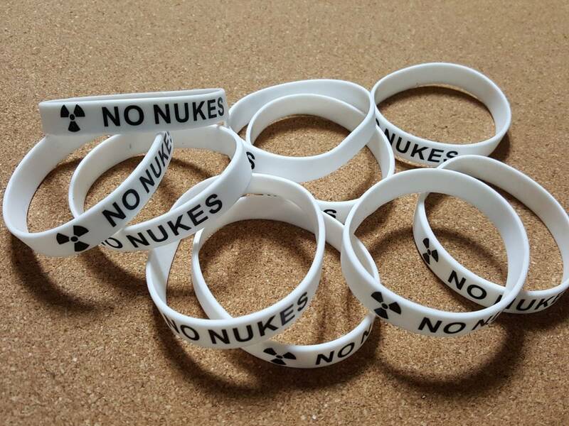 ＮＯ　ＮＵＫＥＳ　ラバー　ブレスレット　反核　反戦　反原発　メッセージ　アクセ　10個セット　まとめ　世界平和