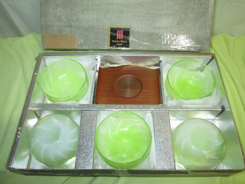 昭和レトロ　マルテイグラスJAPAN　グリーン茶器、茶托セット　ミルクガラス