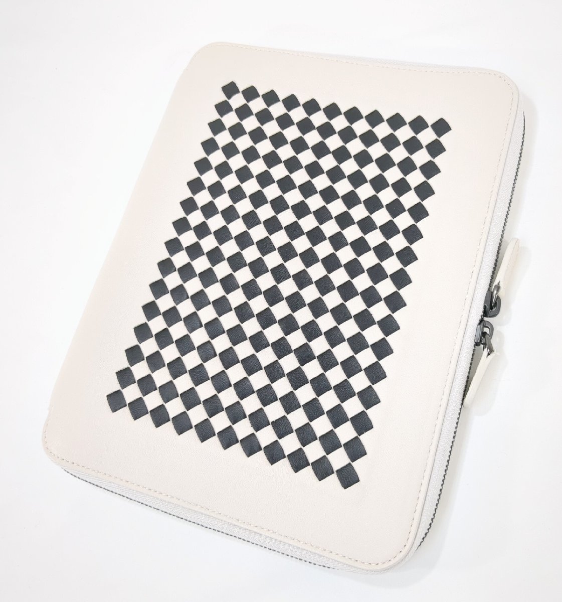 【美品】BOTTEGA VENETA ボッテガ・ヴェネタ iPadケース 10インチ バッグ レザー イントレチャート チェッカー ホワイト コンパクト