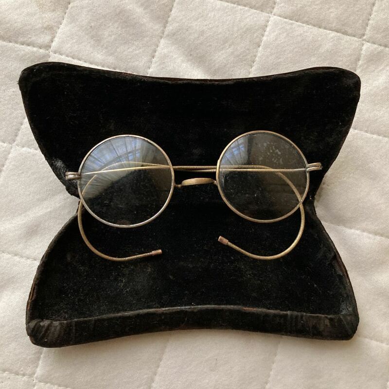 アンティーク.明治.大正時代.レトロな当時物丸メガネ.金色.レンズは硝子.当時の純正サック付き.材質は鉄に布.眼鏡の重さ.約25 gです。