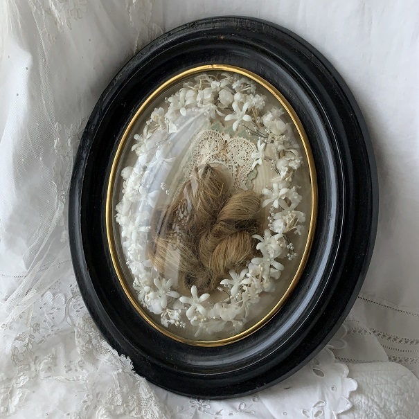 フランス アンティーク　ナポレオン三世　黒い　木製　オーバル　フレーム　ドームガラス　髪　ルリケール　聖遺物　コミュニオン