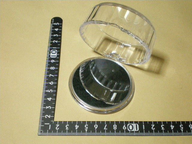 珍品フリマ] 新品同様　収納ケース　ガラス鏡つきプラスチック製　日本製　大きさ：外径8cm　高さ3cm 　[送料無料]