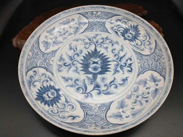 中国文物 古瓷 収集家の放出品 明代中期 青花寶相花卉紋大盤 珍品