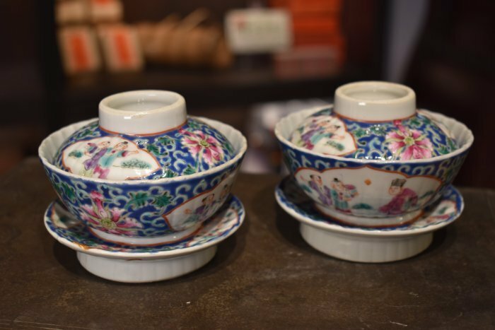 中国文物 古瓷 収集家の放出品 清代粉彩人物菊瓣三才茶碗一對