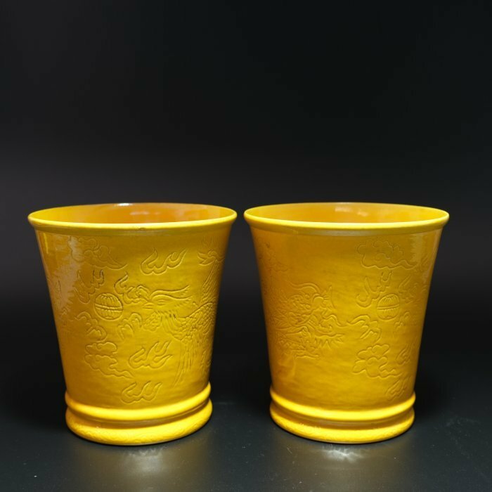 中国文物 古瓷 収集家の放出品 明代 成化黄釉龍鳳紋杯二点