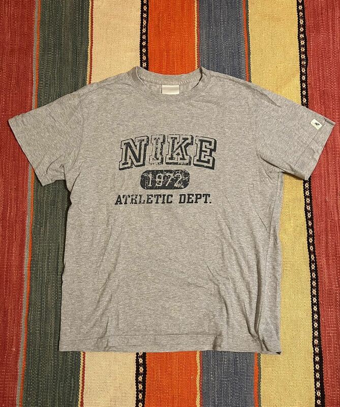 ナイキ　NIKE 1972 ATHLETIC DEPT tシャツ 灰色　グレー L 着丈63 身幅52 肩幅46 袖丈18半袖Tシャツ ヴィンテージ