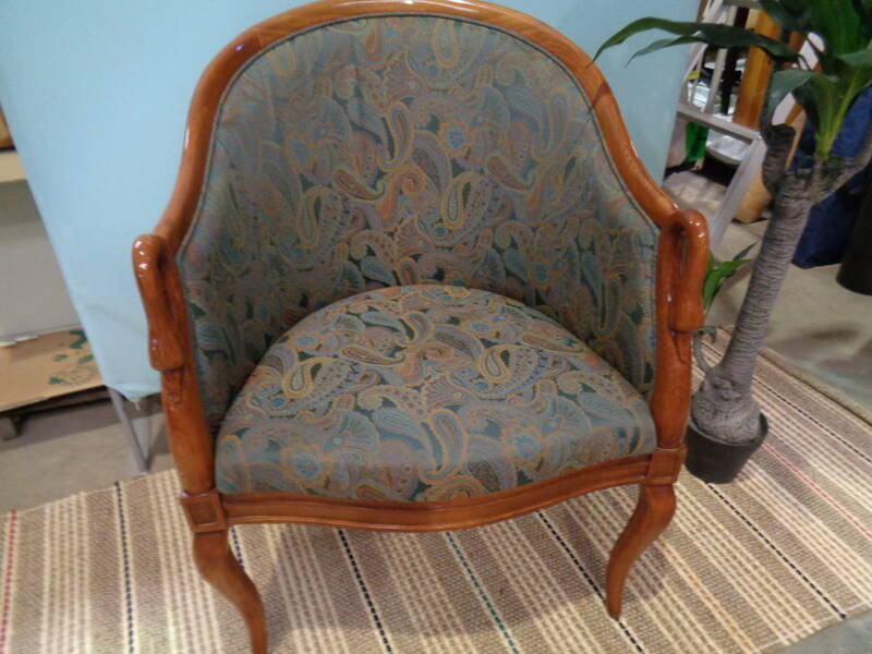 デザインチェア　シングルソファ　布張りペイズリー柄　ヨーロッパ調　アンティーク　椅子　中古品