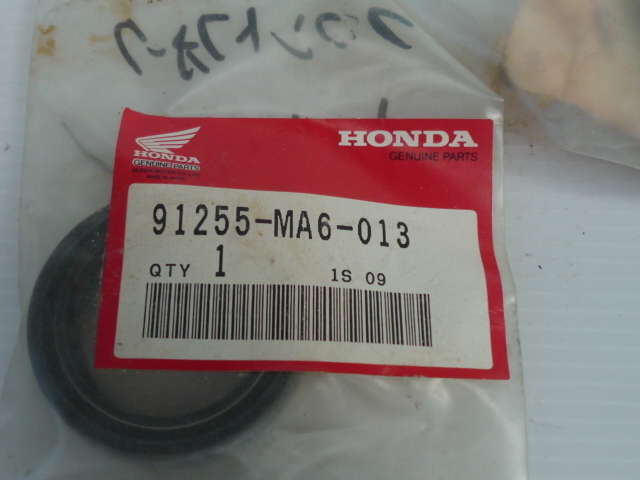 ホンダ純正 フロント(フォーク サスペンション) オイルシール 91255-MA6-013 CBX1000かな？