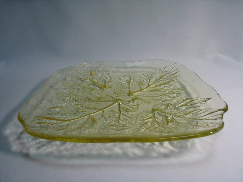 ガラス製皿　　淡い黄色のコントラストの変化が綺麗なガラス皿　飾皿　変形約26,5㎝角