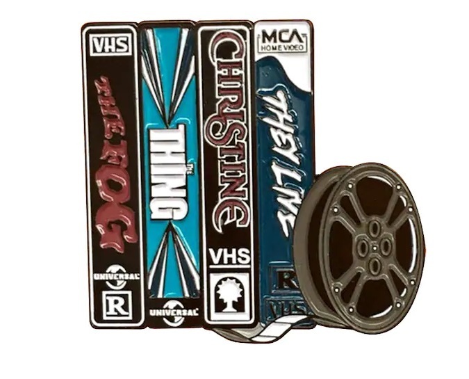 新品 ジョン・カーペンター VHSビデオテープ ピンブローチ ピンバッジ ピンズ ザ・フォッグ 遊星からの物体X クリスティーン ゼイリブ
