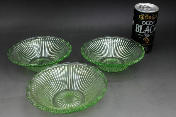 D075 ガラス製 シャーベット皿 緑色 3枚 昭和レトロ 蔵出 古玩 珍蔵
