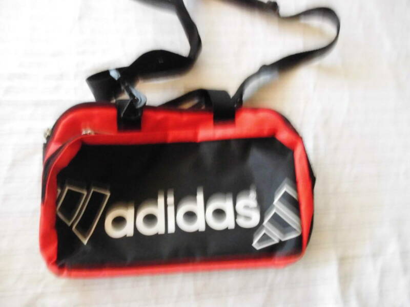adidas赤と黒のバッグショルダーにも多用途送料無料