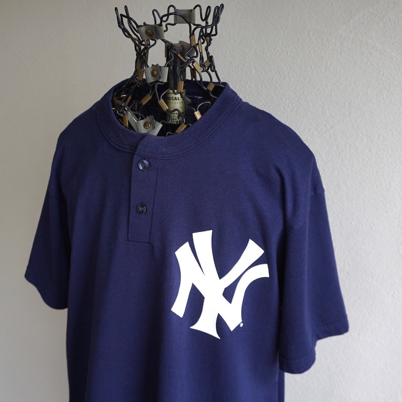 1990s ヴィンテージ Majestic MLB NEW YORK YANKEES ヘンリーネック NYプリント Tシャツ M位 ネイビー ニューヨークヤンキース USA 古着