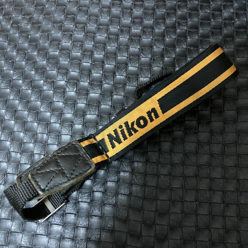 【送料無料】Nikon ニコン カメラ ストラップ 黄色(イエロー)×黒色(ブラック)リベット 鋲留め ボーダー 幅細　2.5㎝　3