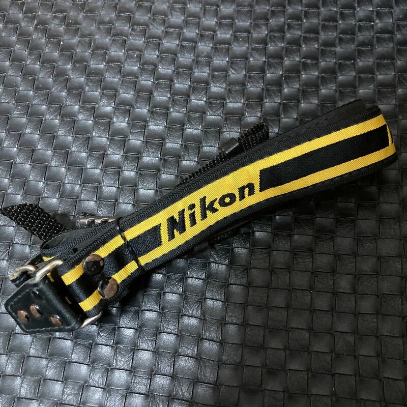 【送料無料】Nikon ニコン カメラ ストラップ 黄色(イエロー)×黒色(ブラック)リベット 鋲留め ボーダー 幅細　2.5㎝　2
