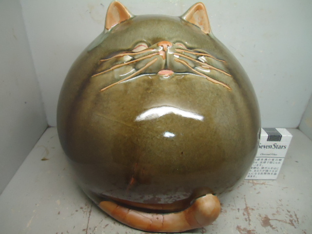 　太った陶器のネコ