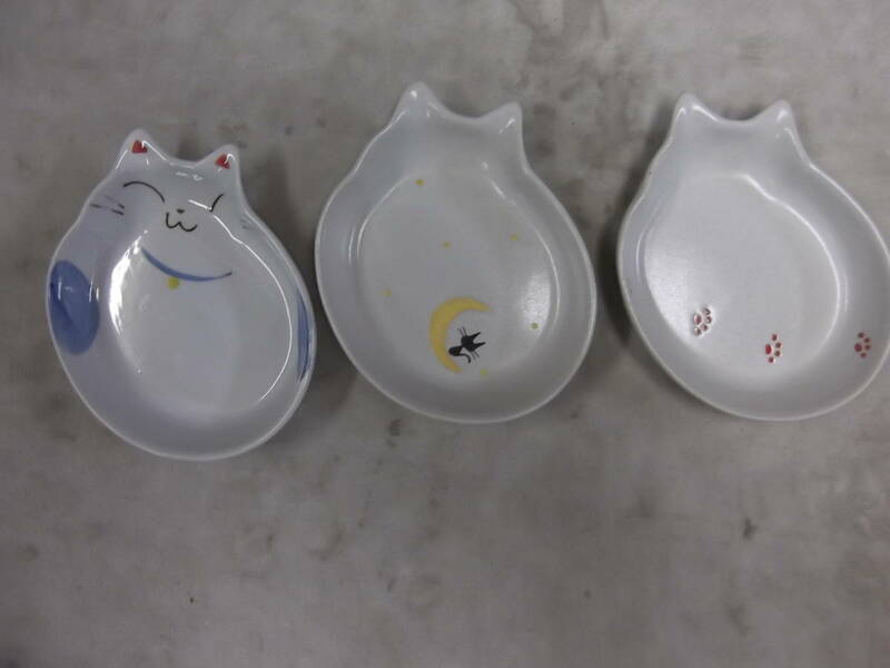●可愛らしい　一つ一つ手作りされた猫陶器 瀬戸焼 猫用食器 猫の耳３点セット　猫のミミ　アオと三日月と足跡柄