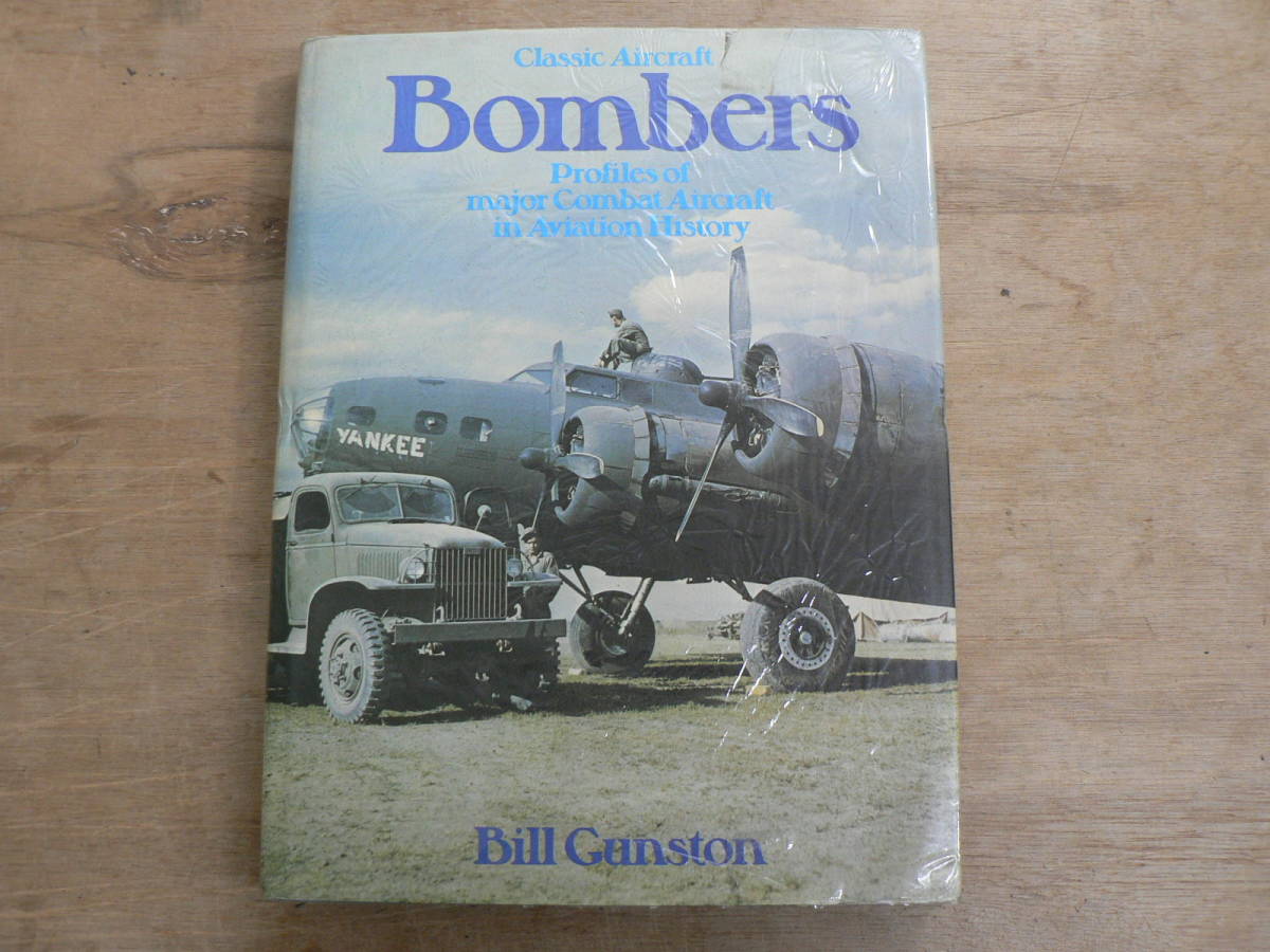 洋書 Bombers Classic Aircraft Profiles of major Combat Aircraft in Aviation History Bill Gunston 戦闘機 航空機 爆撃機 ミリタリー 