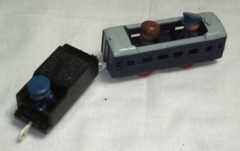 プラレール　昔の電車　人形あそび　貨車２台　人形３体