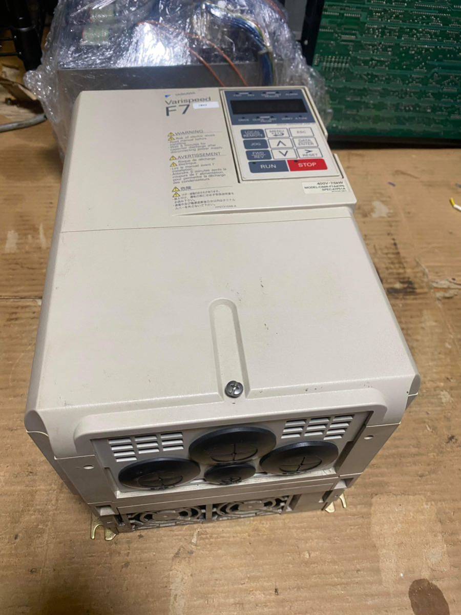 3H2002 YASKAWA Varispeed F7 CIMR-F7A47P5 400V-7.5KW ケース割れ有り　保証付き