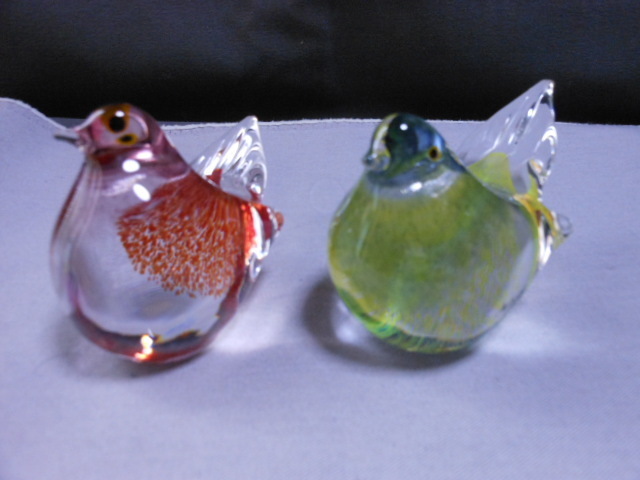 MｕｌTｉ　Ｇｌass＊日本製ガラスの置物＊赤と草色の鳩＊ケースに飾っておりました。