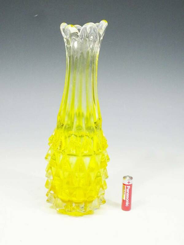 ◆(TD) 昭和レトロ ガラス製 花瓶 高さ：約27cm クリア イエロー フラワーベース 置物 変形 黄色 花びん 花器 ビンテージ インテリア雑貨