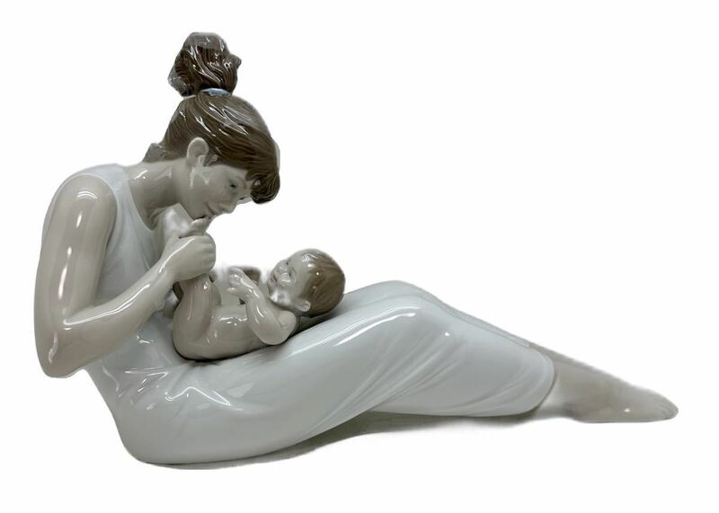 リヤドロ LLADRO ママとのひととき　くすくす笑い　NO.9152 フィギュリン 陶器人形　置物　母親　赤ちゃん