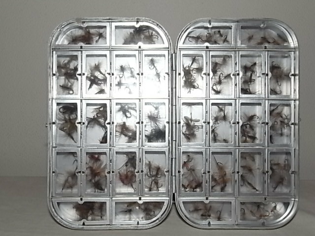 ***　Rare Vintage Wheatley Fly Box With 100 Flies For Collectors ・ ホイットレー　*** 