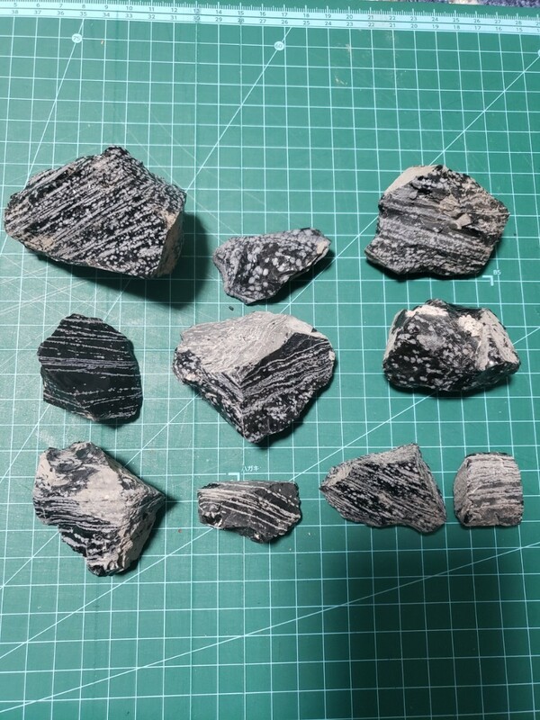 黒曜石　原石　4　スノーフレーク　アクアリウム　水槽等に、　浄化作用　