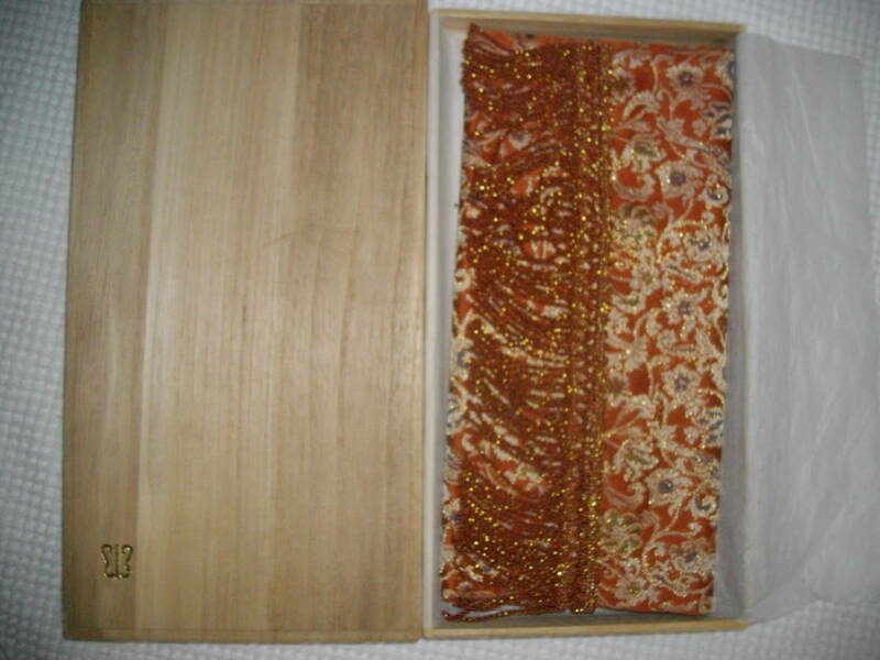 【川島織物】　テーブルセンター　◆　瑞鳥唐草 　表絹100％　金（銀）糸使用