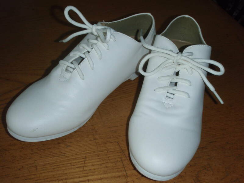 『ＳＨＯＥＡＲＲＡ　白いレザーの靴　L・３E　　美品』