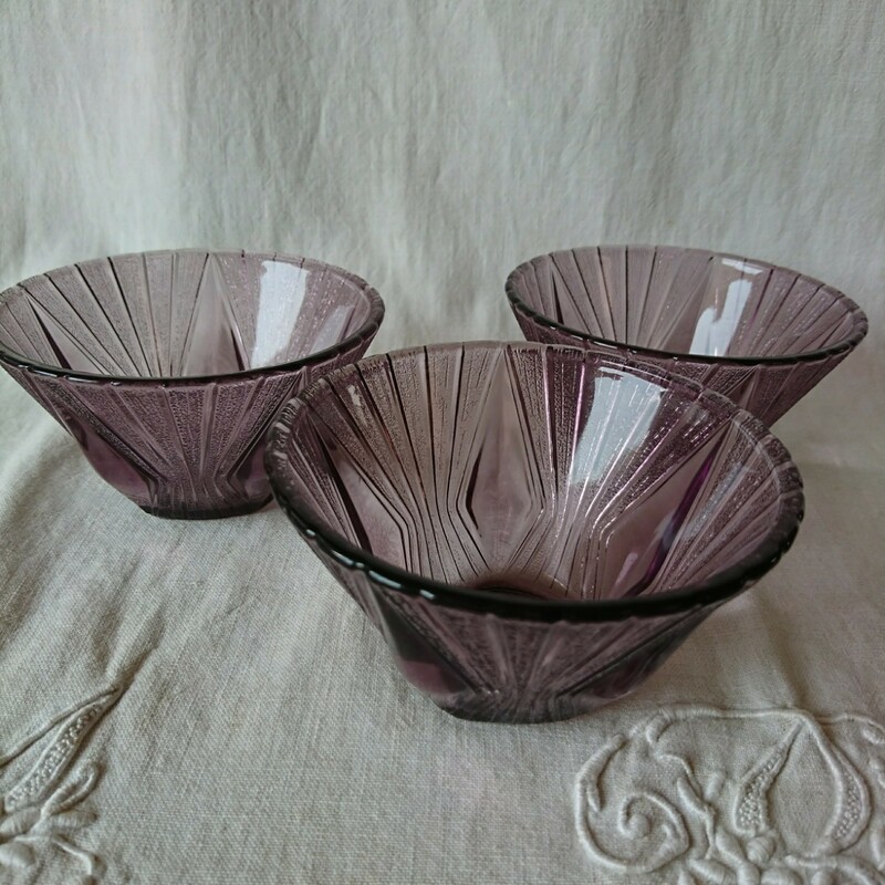 プレスガラス 小鉢 3個 ぶどう色 昭和レトロ 型押しガラス 鉢 ガラス鉢 ボウル ガラスボウル 和食器
