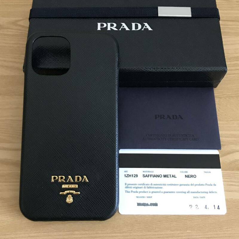 美品　PRADA プラダ　iPhone12 12PROケース　黒　サフィアーノ　ロゴ