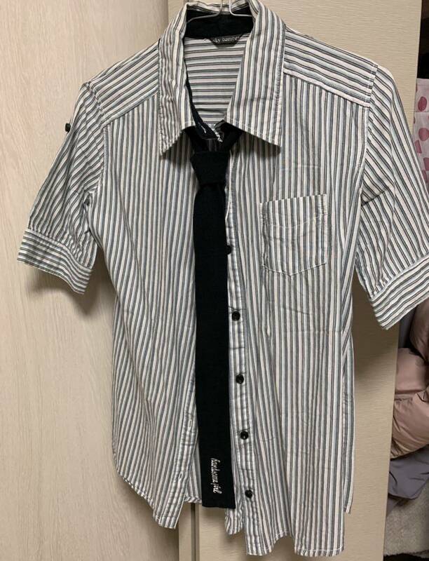 ネクタイ付き水色ストライプシャツ　半袖シャツ 半袖 ストライプ