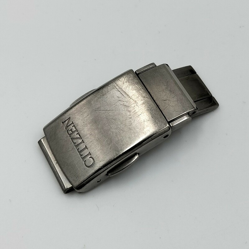 【中古品】腕時計 部品 CITIZEN アテッサ H610-T016782 バックル 中留め クラスプ 尾錠 ベルト バンド ストラップ ATD53-3081