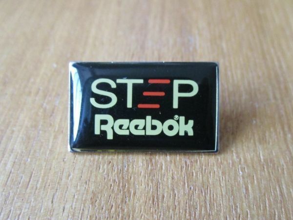 古い ピンバッジ : Reebok リーボック STEP 広告 ロゴ ビンテージ スニーカー ピンズ #C