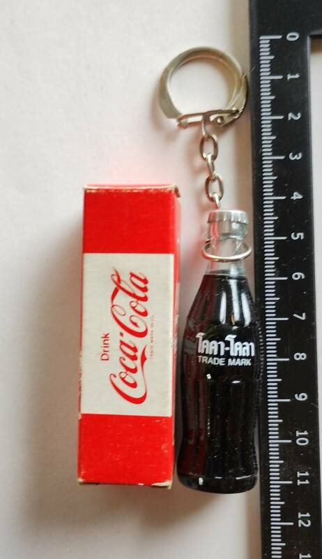 コカ・コーラ キーチェーンつき ミニ・ボトル タイ語　昭和レトロ　時代物　Coca・Cola　瓶　キーホルダー