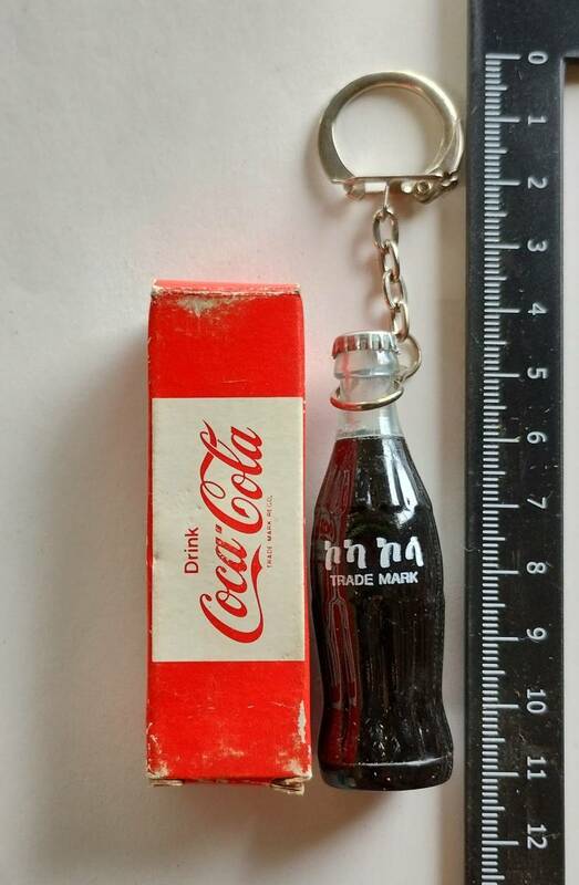 コカ・コーラ キーチェーンつき ミニ・ボトル エチオピア語 昭和レトロ 時代物 Coca・Cola 瓶 キーホルダー