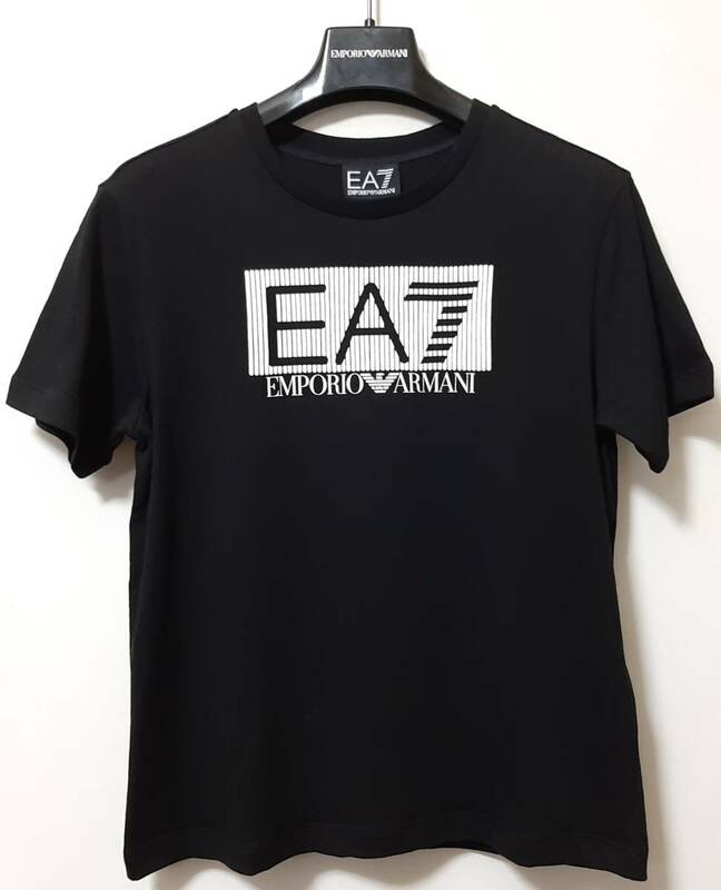 [新品] 12A(12歳) EA7 / ARMANI JUNIOR　モコモコ発泡プリントの【ジャージ半袖Tシャツ】◆2023年春夏モデル　男の子用 150cm　◆色：黒