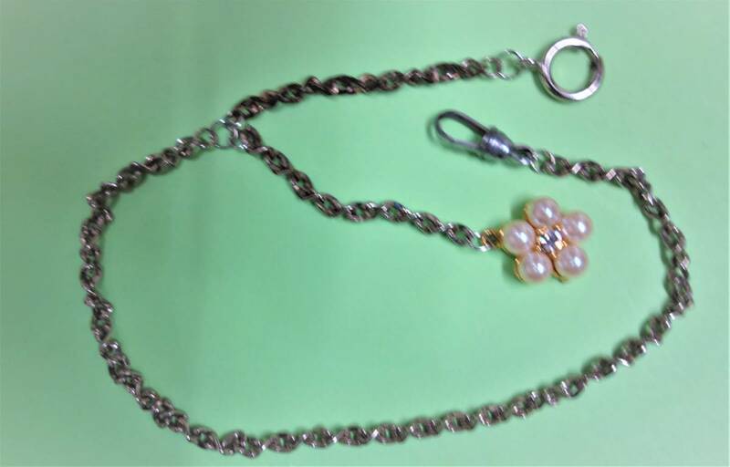 完全未使用品　５個のパール：真珠の中央にダイヤがピッカピカの根付・フック付き：引き輪やナス環は完全作動・・14