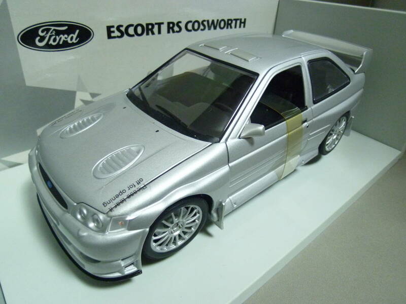 UT models 1/18 フォード エスコート RS コスワース ＷＲC ストリートカー 1997 シルバー