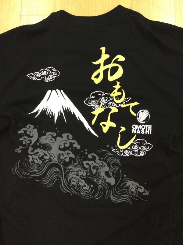 2L おもてなし Tシャツ バックプリント 富士山 日本 SHINE JAPAN ゴールド ブラック お土産 外国人 かっこいい おもしろい メンズLL 和風