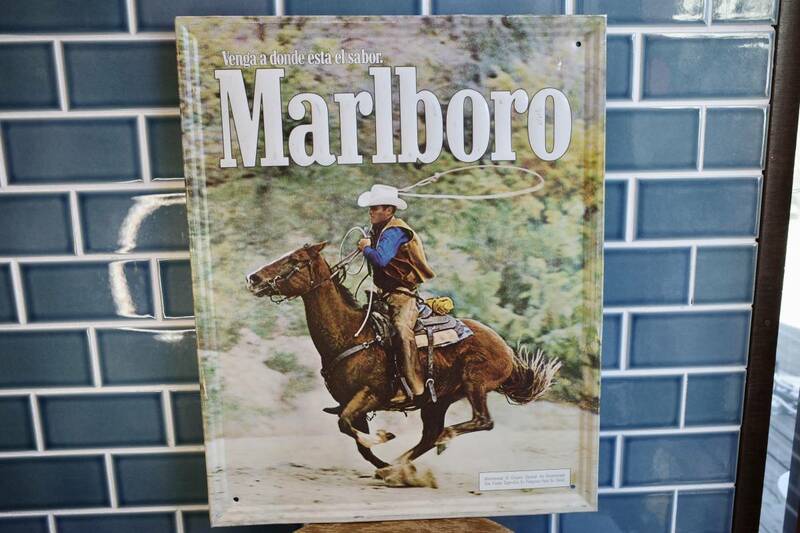 ビンテージ　８０’s Marlboro マルボロ　メタルサイン　看板　アメリカ製　タバコ　ガレージ　インテリア　
