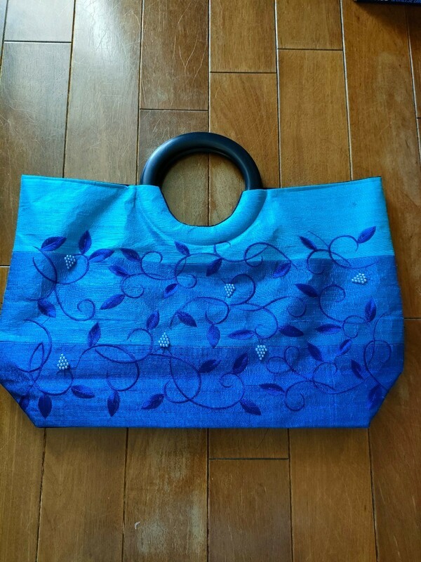 ★インドネシア土産　素敵なブルーの手提げ　バッグ　模様が美しい　バリ島　グラデーション